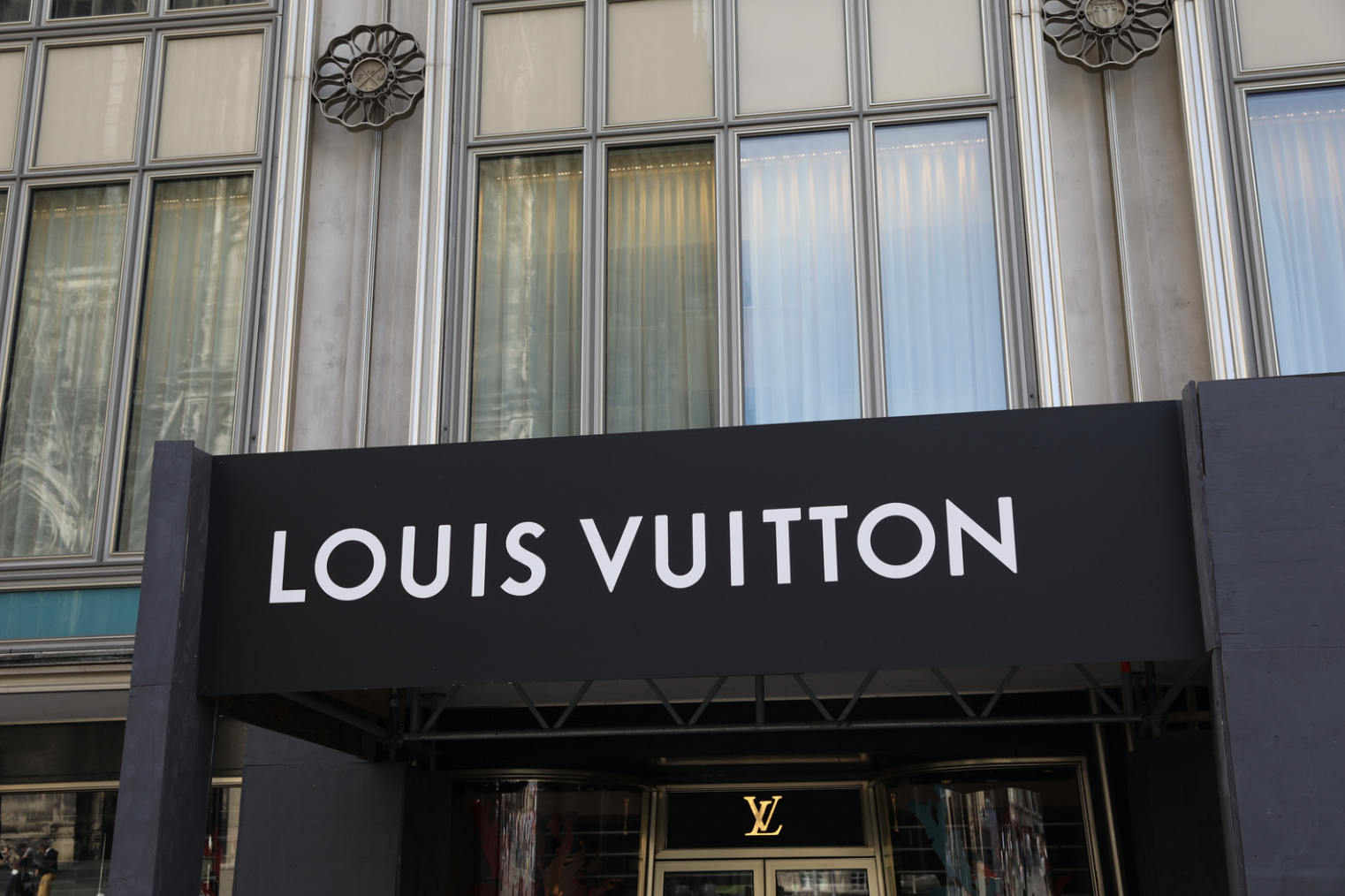 Louis Vuitton, herbaciarnia i ponad 10 mln juanów odszkodowania